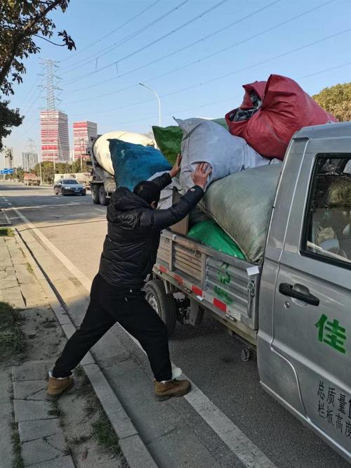 人行道上随处可见的服装厂布头,几乎看不到了,市容市貌变得更加靓丽