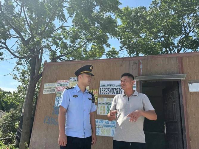 空调房时,年轻执法队员木德源却迎着滚滚热浪,奔赴市容管控的最前沿